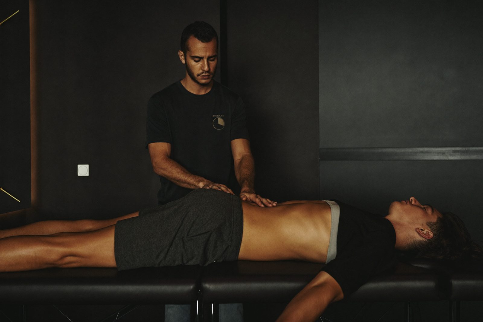 Fisioterapeuta aplicando una técnica manual en la zona lumbar